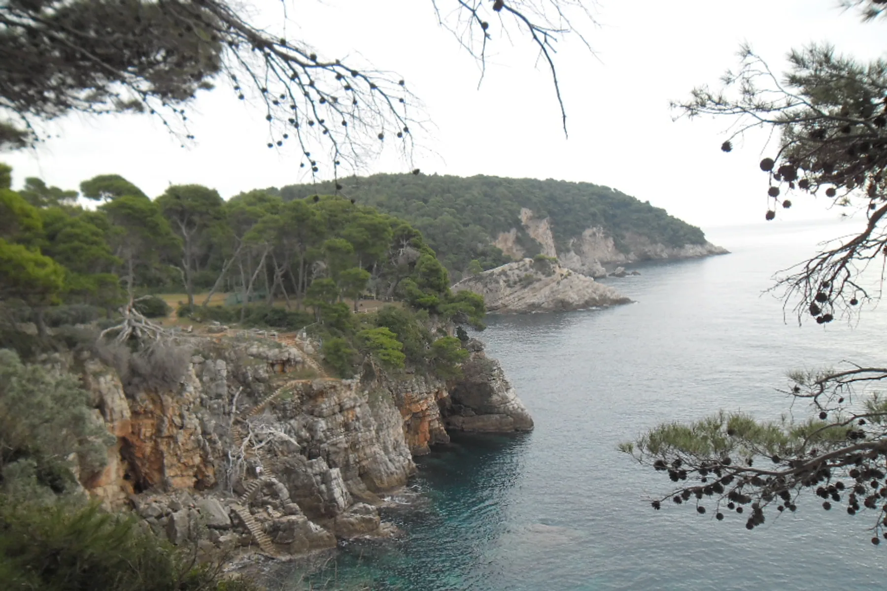 Blaue Grotte und Koločep am Morgen